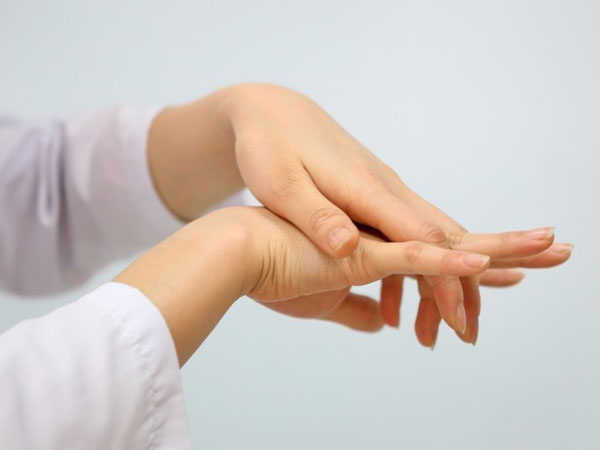 Tê bì đầu ngón tay có liên quan đến vấn đề sức khỏe nào?
