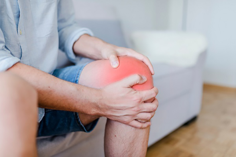 Bệnh xương khớp có thể gây sưng tấy và đau nhức ở các khớp nào?
