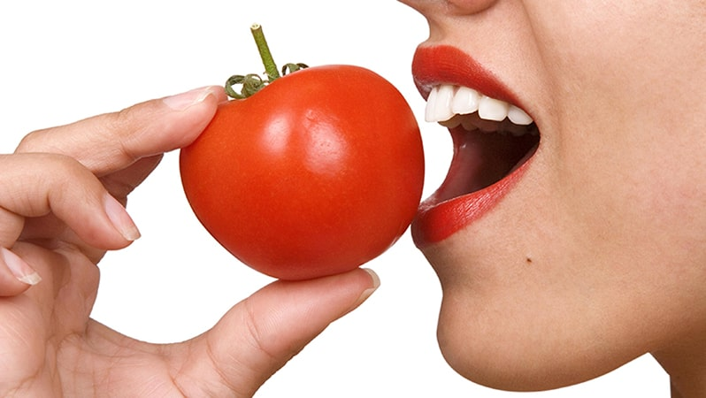 Có những nguyên liệu nào khác có thể kết hợp với cà chua để làm trắng răng?
