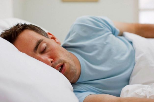 Buồn ngủ là dấu hiệu của căn bệnh viêm khớp hay không?

