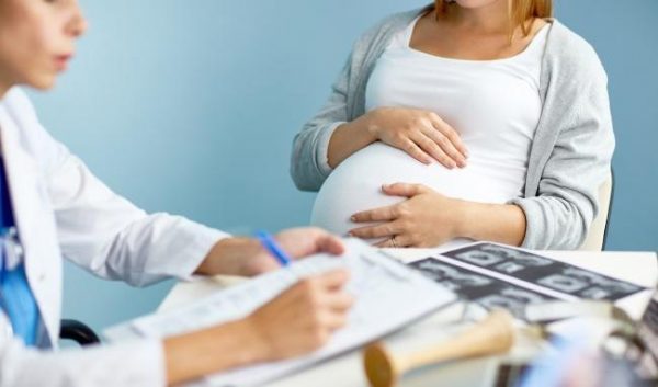 Tại sao viêm đường tiết niệu khi mang thai trong 3 tháng cuối gây ra tiểu khó và tiểu buốt?
