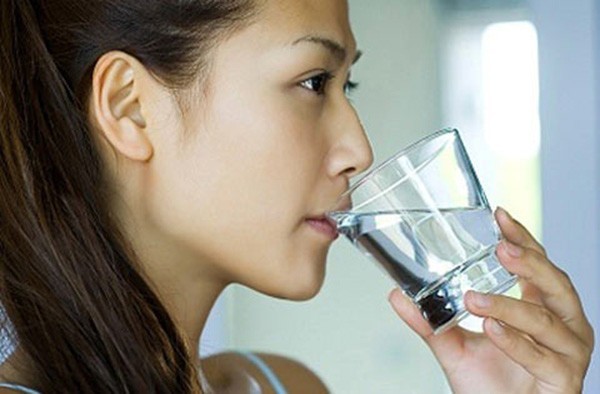 Làm thế nào để sử dụng nước muối ấm để chữa đau rát họng?

