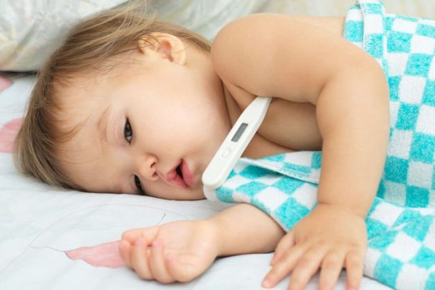 Những nguyên nhân gây ra viêm họng và sốt là gì?
