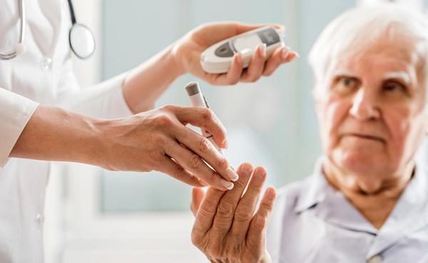 Bệnh tiểu đường ở người già có thể được điều trị như thế nào?
