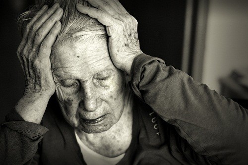 Những điều cần biết khi chăm sóc người mắc bệnh Alzheimer?