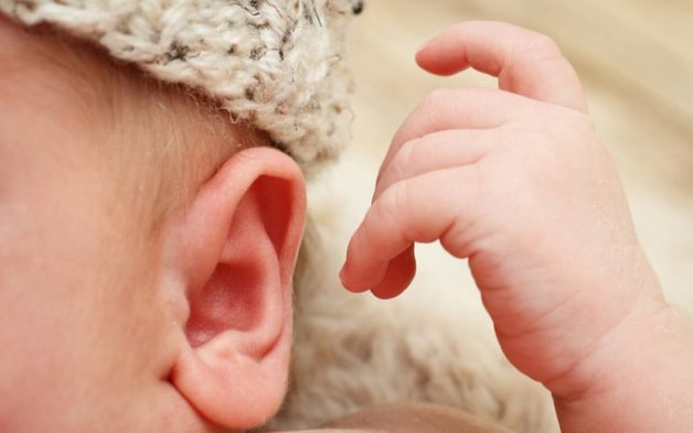 Viêm tai giữa ứ dịch có thể gây biến chứng gì cho trẻ em?
