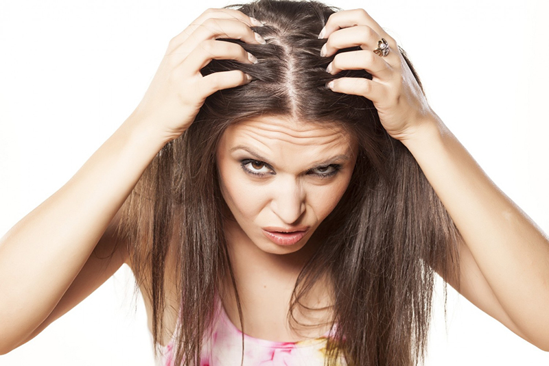 Bệnh vảy nến là một bệnh về da đầu ở nữ, nó có những dấu hiệu như thế nào và nguyên nhân gây ra bệnh là gì?
