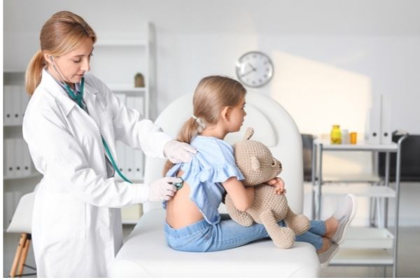 Bác sĩ sẽ chẩn đoán viêm phế quản cấp ở trẻ em dựa trên những điều gì?
