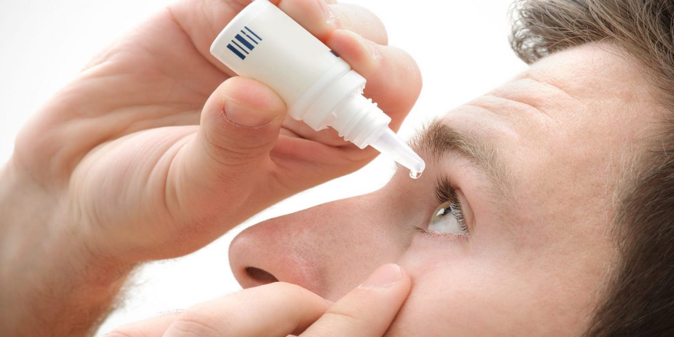 nhỏ mắt giúp làm giảm tình trạng khô mắt