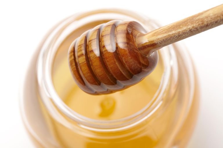 uống mật ong giúp làm giảm các triệu chứng của cảm