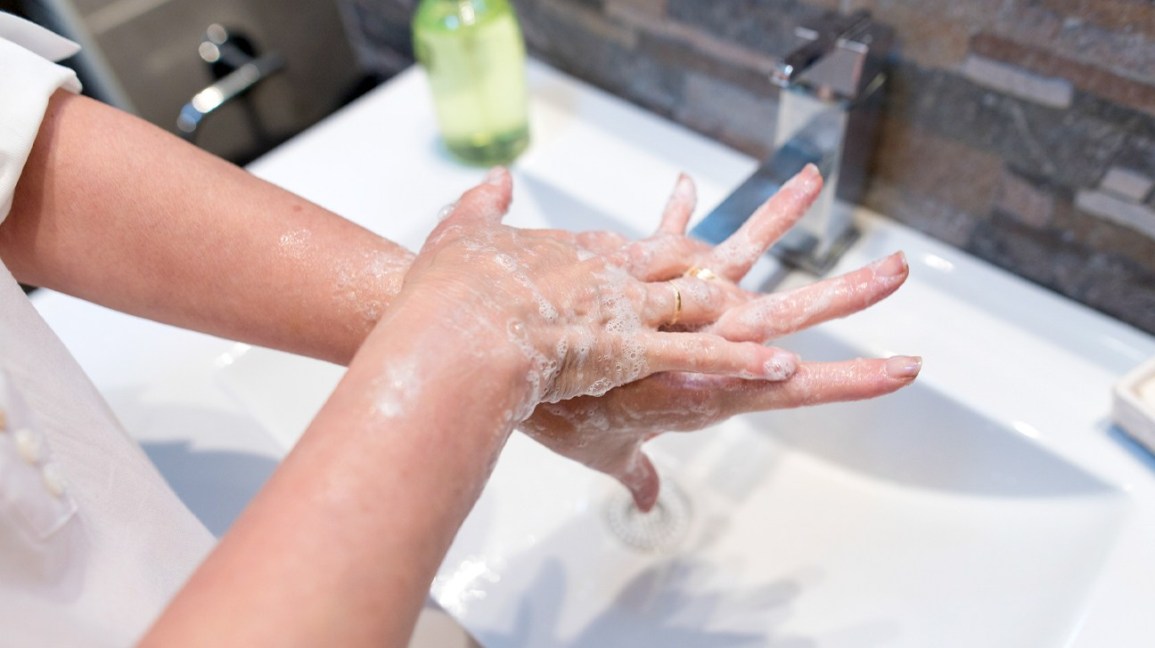 Rửa tay bằng xà phòng và nước thường xuyên