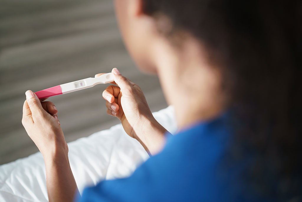 xét nghiệm nước tiểu qua que thử thai