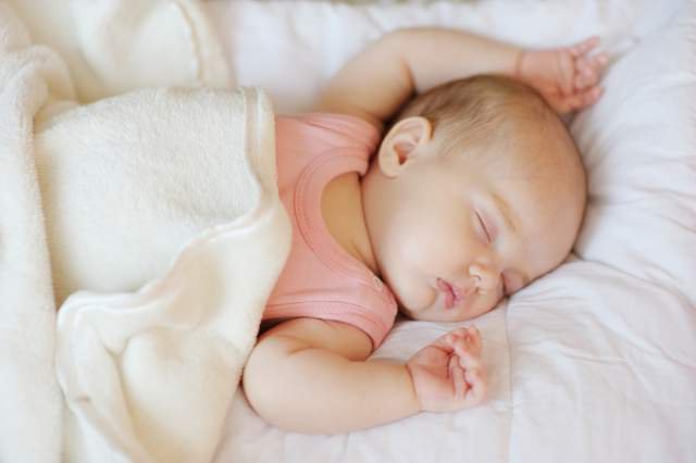 Trẻ sơ sinh cần ngủ bao nhiêu